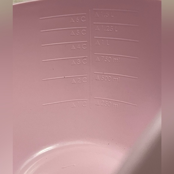 New POURfect Set of 2 Spill Poof Bowls w/Measurements inside of bowl - Picture 7 of 7